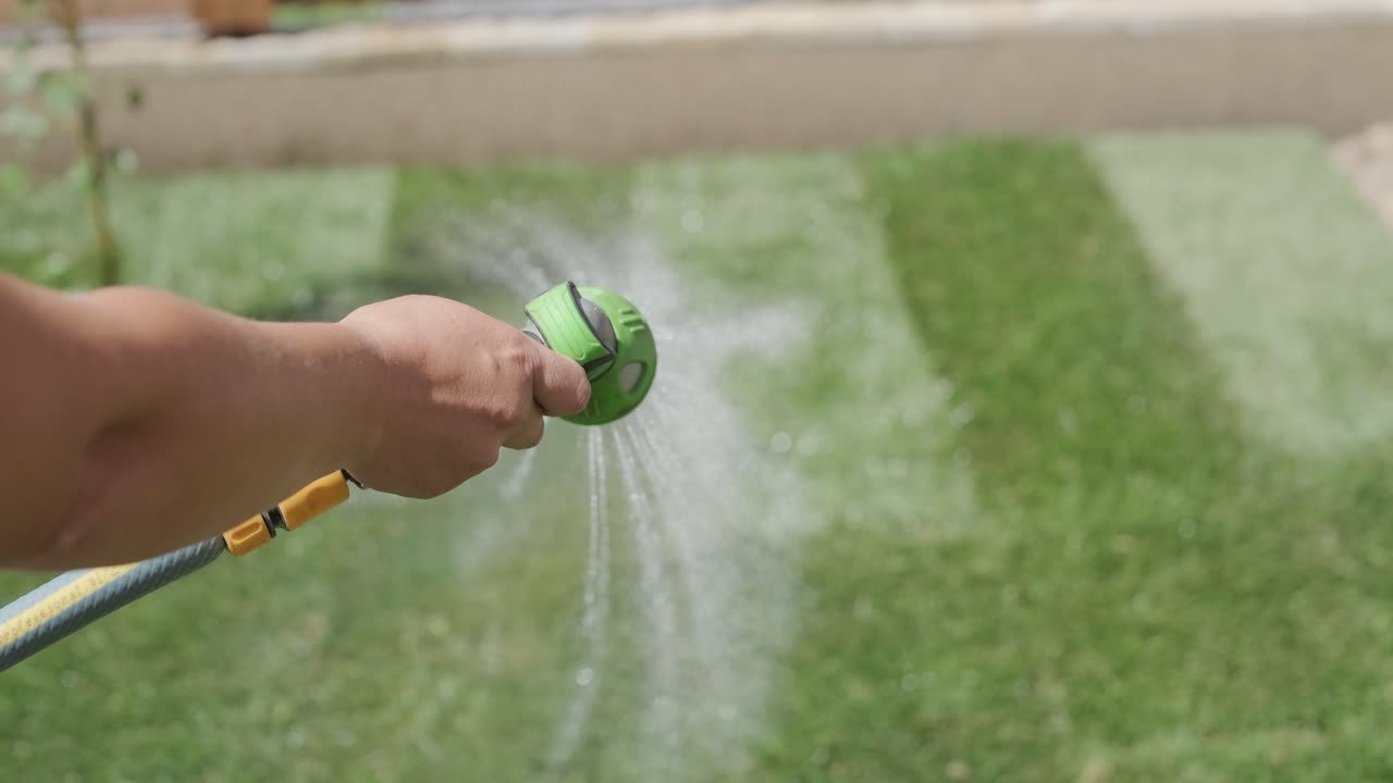 jardinero colocando un rollo de césped natural