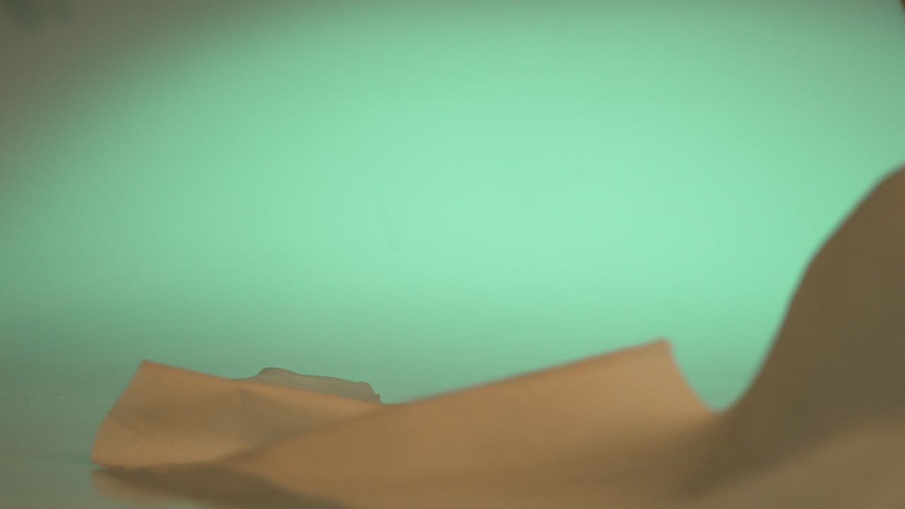 스튜디오 정적 샷, 화장지 롤이 테이블 위에 떨어지고 앞으로 굴러가는 것, 공급 및 자원 부족, 과소비 및 낭비 개념