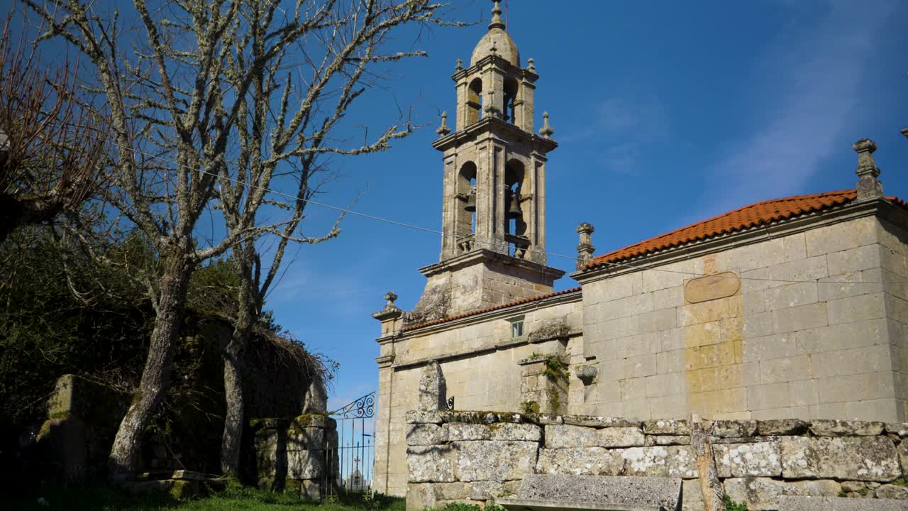 Statisk sidebillede af rå, tomme kirkemure i Ourense, Spanien