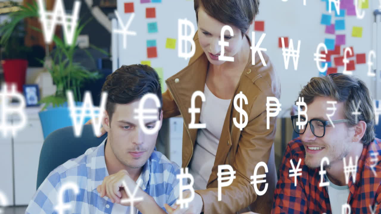 사무실에서 노트북을 통해 함께 논의하는 다양한 동료들에 대한 통화 기호의 애니메이션