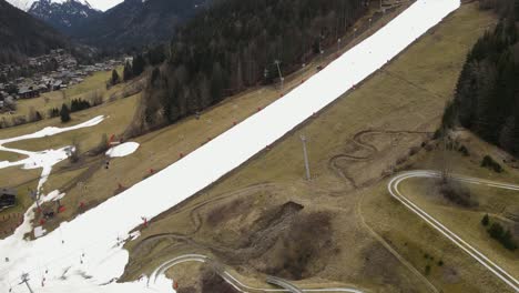 ski piste inportes, du soleil in french alps during the record warm and snowless month of march 2024