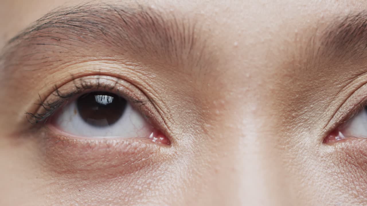 어두운 머리카락을 가진 아시아 여성의 눈을 가 ⁇ 게, 느린 동작