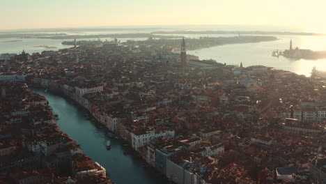 Apretado-Dolly-Adelante-Drone-Disparó-Hacia-La-Plaza-De-San-Marcos-Venecia-Al-Amanecer.