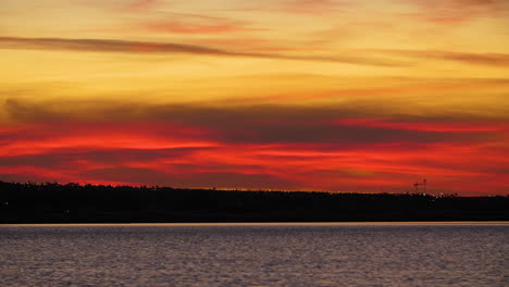 Sonnenaufgang-Am-See-Von-Torrevieja,-Spanien,-Bunter-Himmel