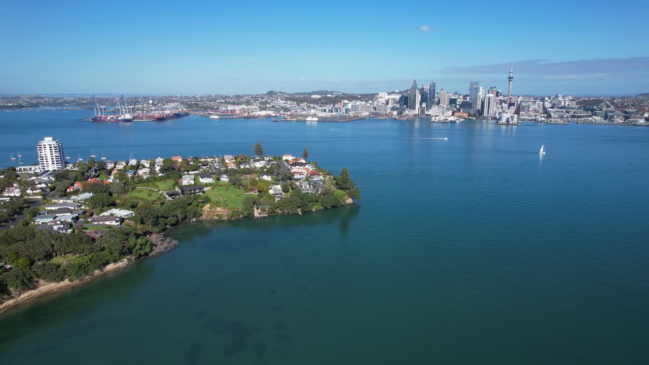 뉴질랜드 오클랜드의 스탠리 포인트에 있는 블레어 파크에서 볼 수 있는 오클랜드 시내의 먼 풍경