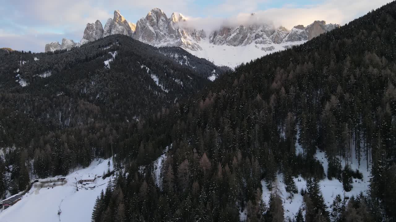 drone cinematográfico al atardecer filmado en los dolomitas, st