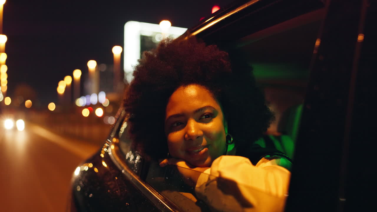 밤에 차에 타고 있는 여자