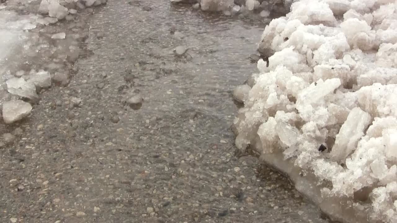 집주인은 봄철 녹는 눈이 빗물 배수관으로 흘러가도록 길을 닦았습니다.