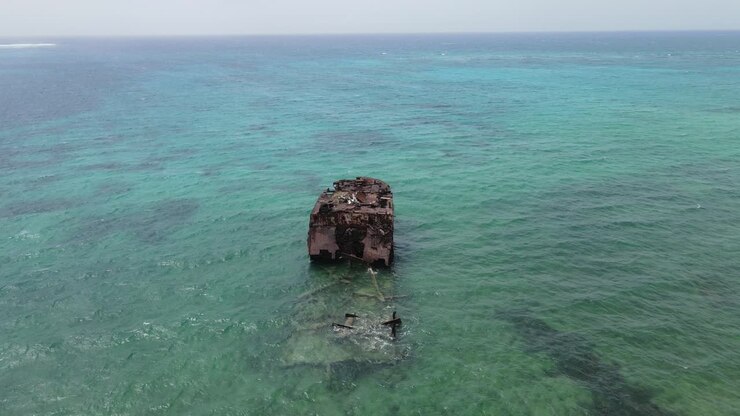 nave affondata nel mare dei caraibi