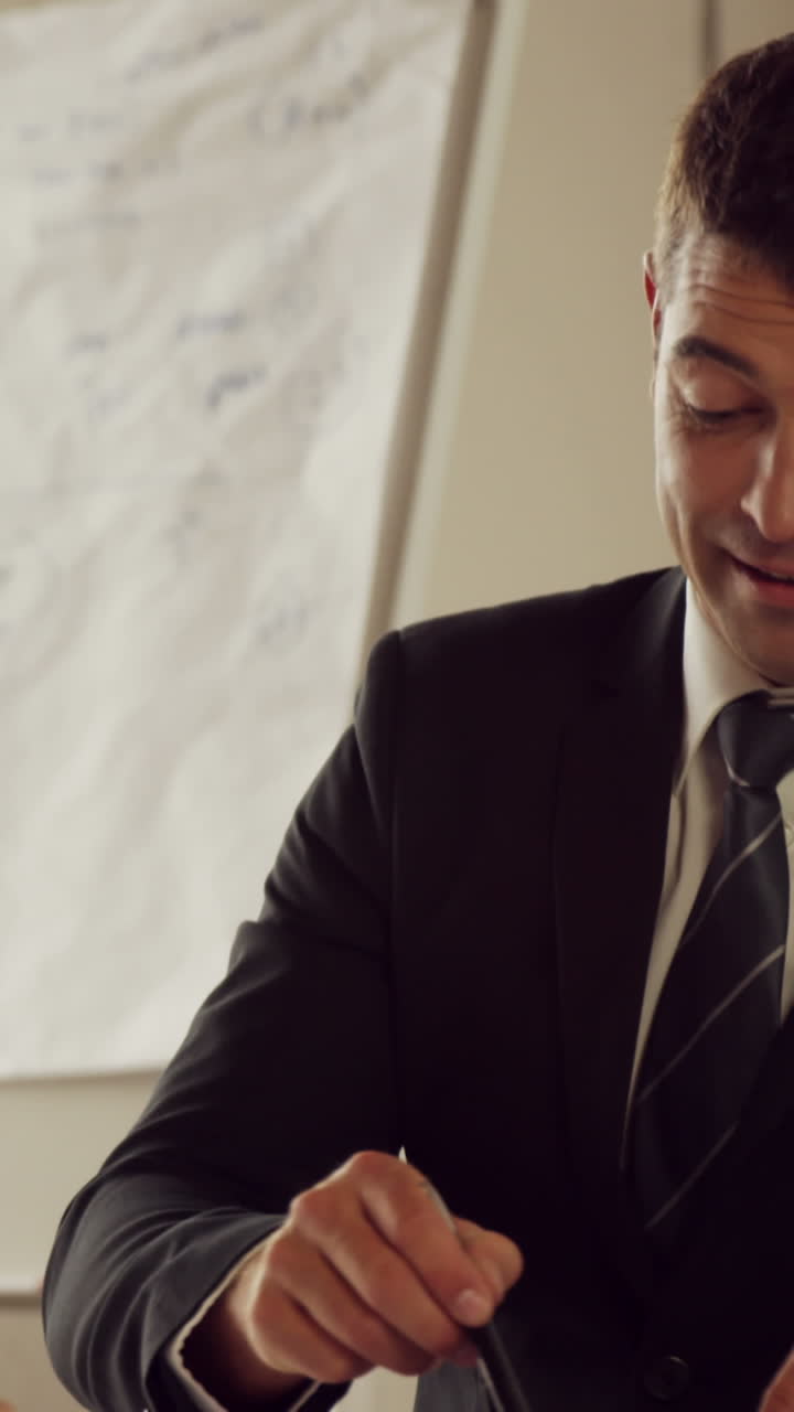 personas de negocios serias trabajando juntas