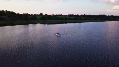 Friedlicher-Sonnenuntergang-An-Einem-See