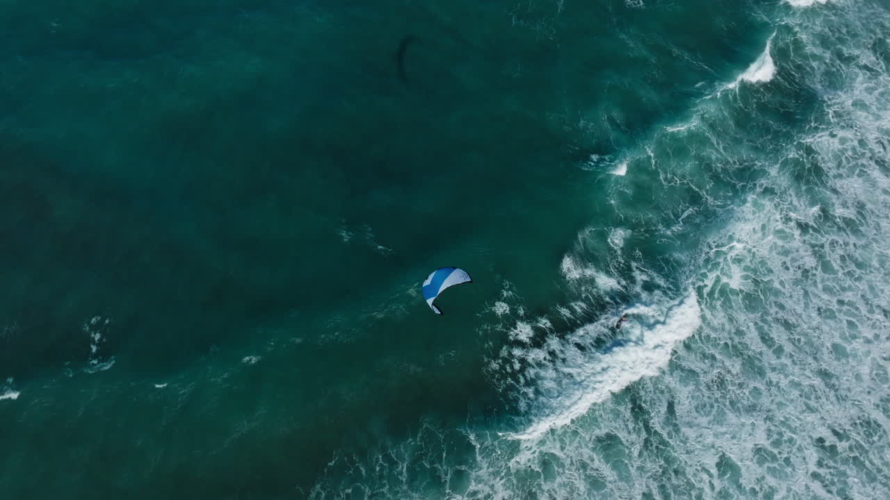 vista aérea de kiteboarding en las olas poderosas