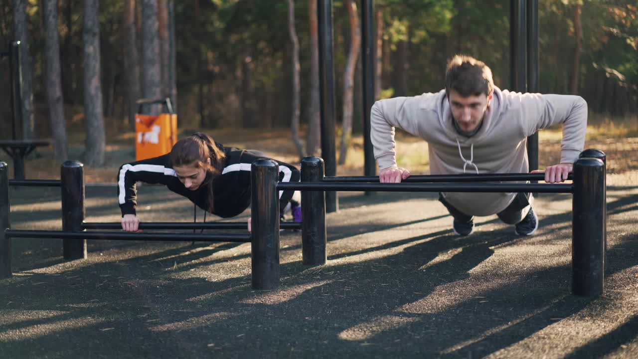 pareja trabajando al aire libre