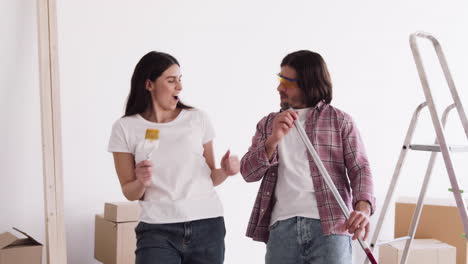 pareja bailando durante la renovación