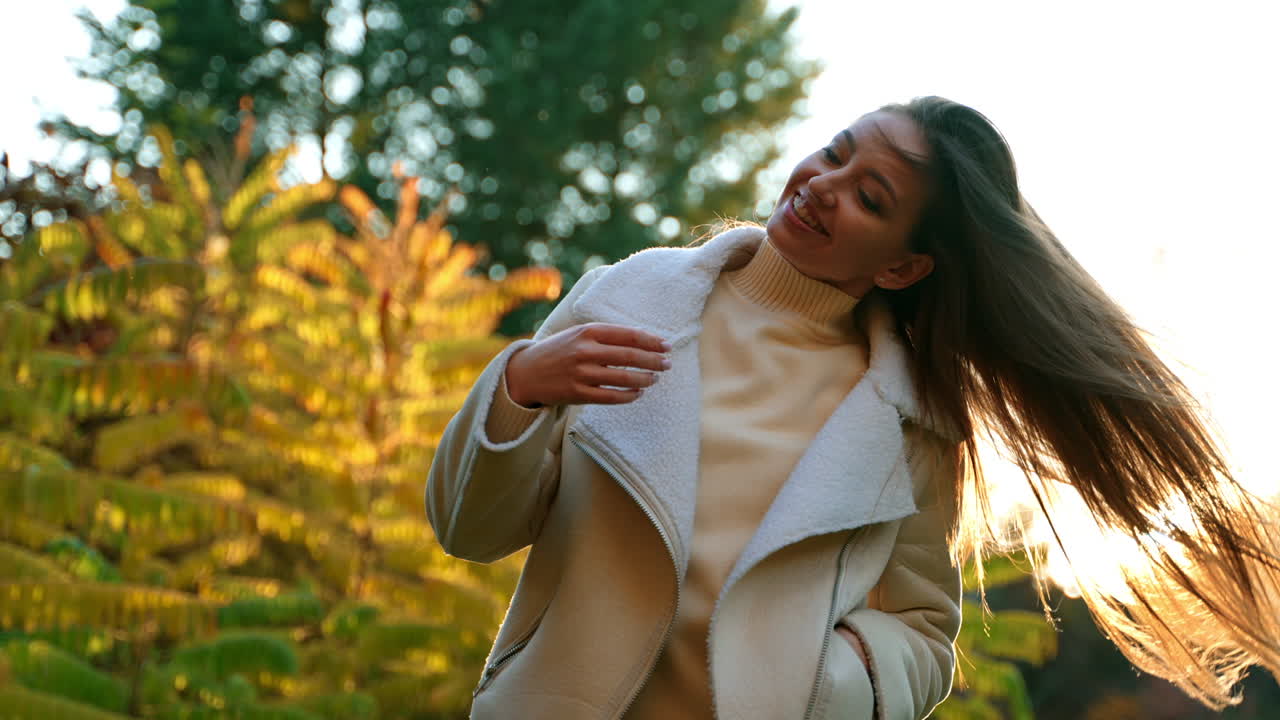 mujer feliz en el parque de otoño