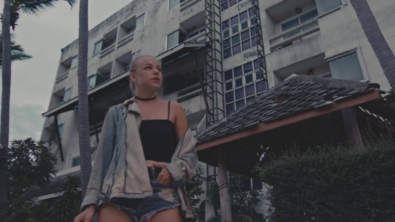 도시에서 고 있는 여자