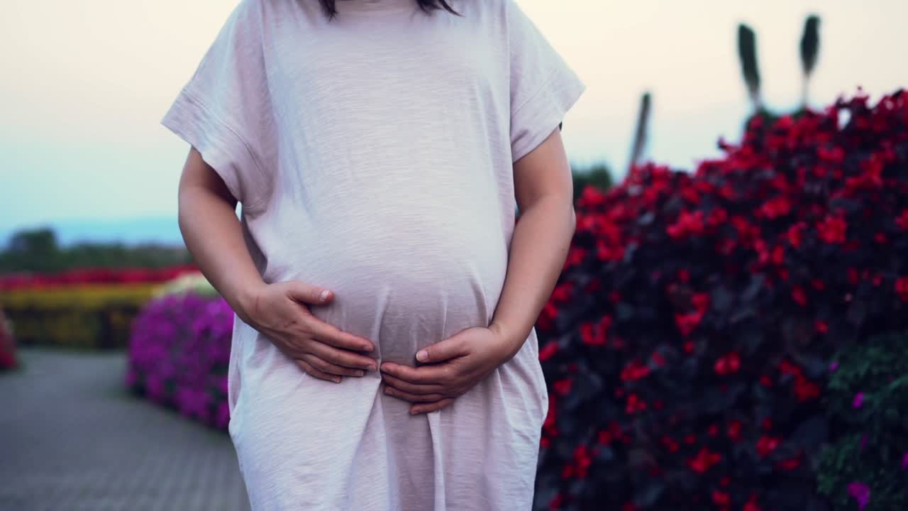 mujer embarazada feliz y esperando un bebé en casa.