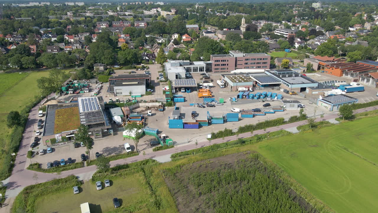 시골 마을 가장자리에 있는 분주한 재활용 스테이션의 집