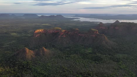 vista aérea del amanecer de los ecosistemas del cerrado y formaciones rocosas de arenisca sedimentaria en chapada das mesas, filadelfia, tocantins, noreste de brasil