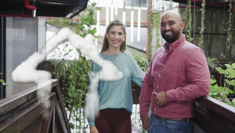 Animación-Del-Icono-De-La-Casa-De-Las-Nubes-Sobre-Una-Feliz-Pareja-Diversa-En-El-Balcón