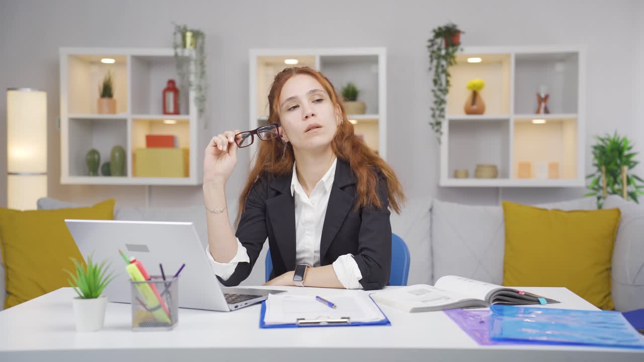 가정 사무직 여성은 생각에 집중했습니다.