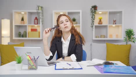 Mujer-Trabajadora-De-Oficina-En-Casa-Centrada-En-Pensar.