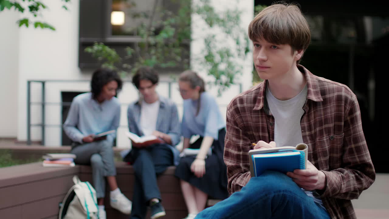 대학 캠퍼스의 백인 소년.