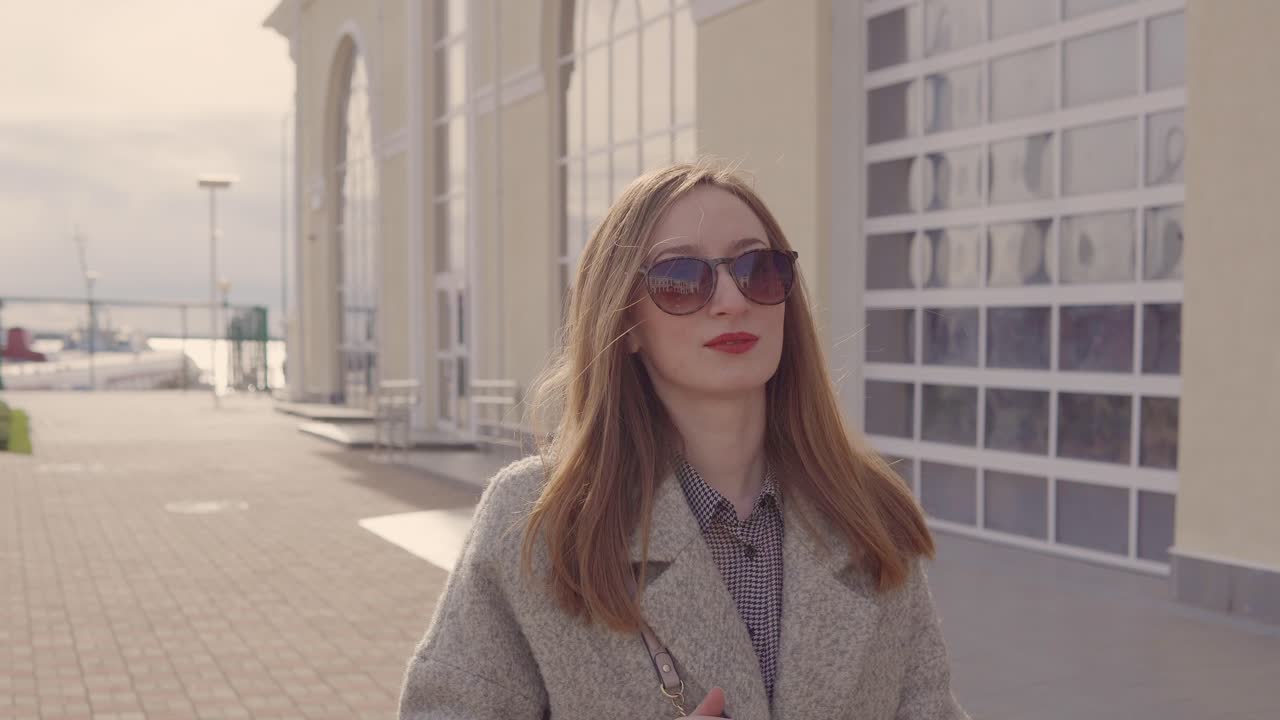 도시에서 고 있는 여자