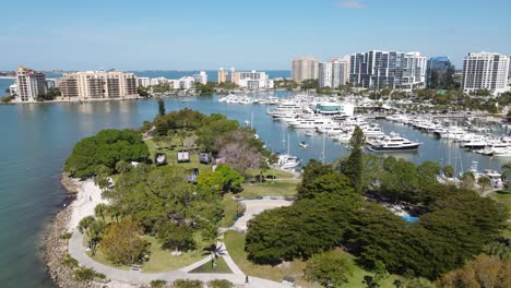 rail-camera-aerial-of-Bayfront-Park-in-Sarasota,-Florida