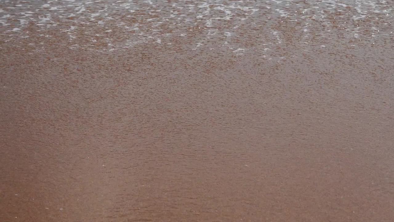 깨한 해변과 바다 파도의 아름다운 자연