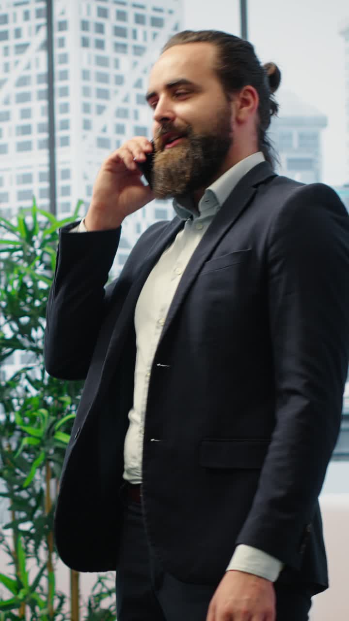 Vídeo Vertical: CEO multitarefas gerenciando uma importante chamada telefônica com investidores