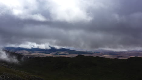 vista de alta altitud de nubes y montañas en sudáfrica tránsito de nubes blancas