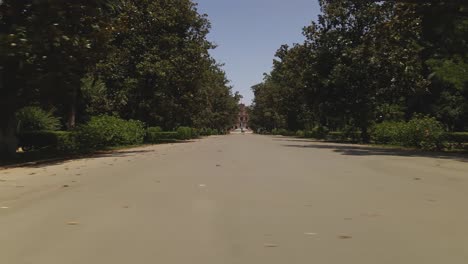 從一個空的公園的一條路向另一條路快速左行貨車移動