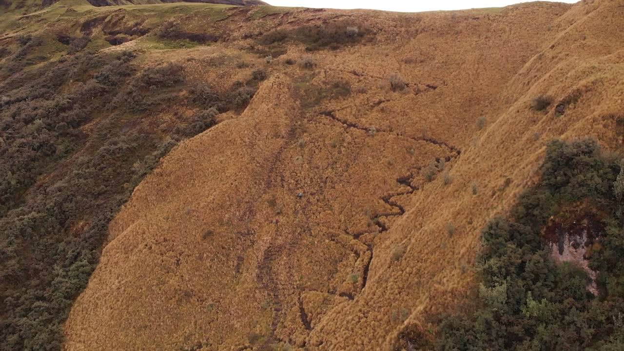 pendiente escarpada erosionada en la montaña casahuala en ecuador, vista aérea del borde del sitio natural de un volcán extinto
