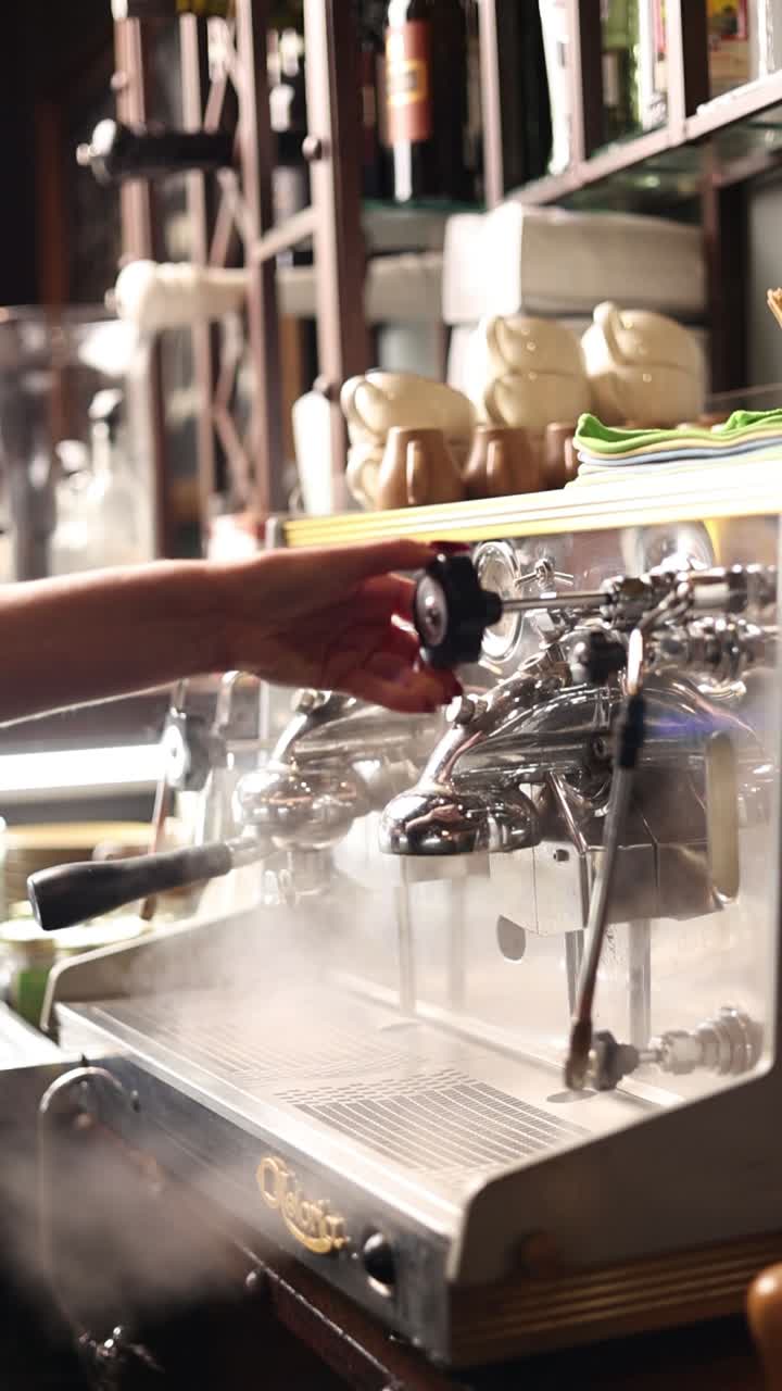 Barista al lavoro su una macchina da caffè