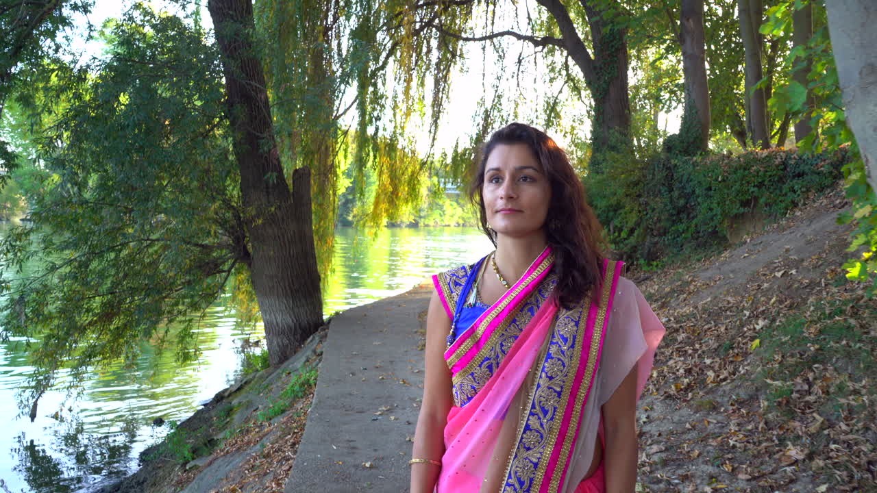 Donna in sari che cammina nella foresta