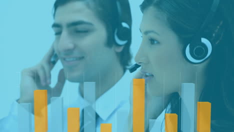 el equipo animado del centro de llamadas multiétnico usa la tecnología en la oficina, destacando las estadísticas.