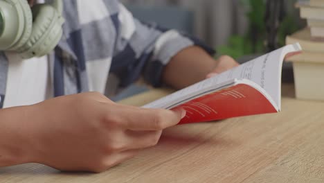 estudiante leyendo un libro de texto
