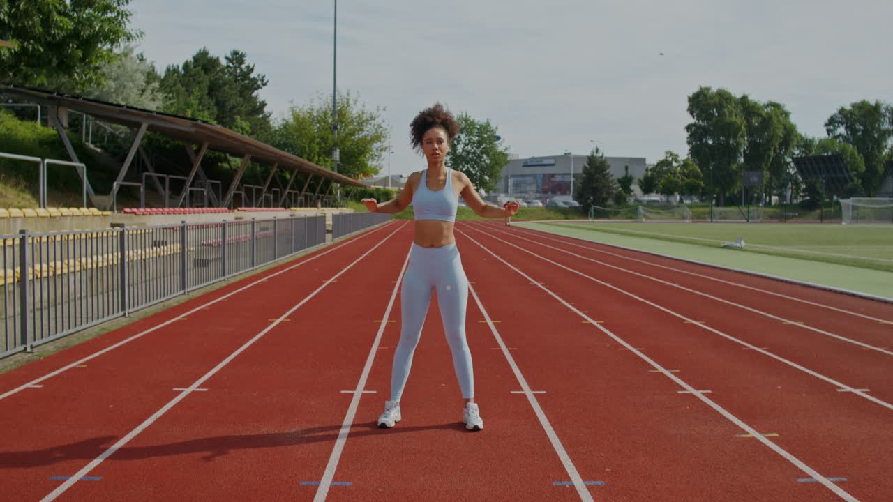 여자 가 달리기 트랙 에서 운동 하고 있다