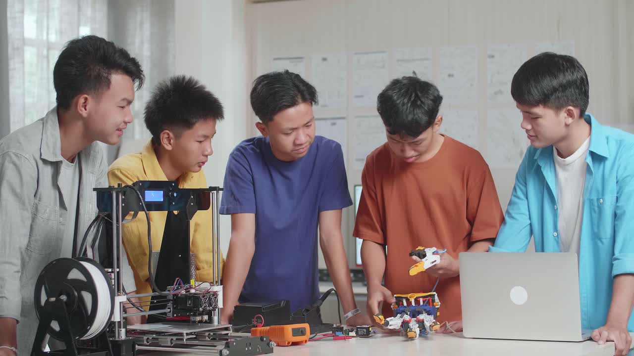 studenti che lavorano su un robot stampato in 3d