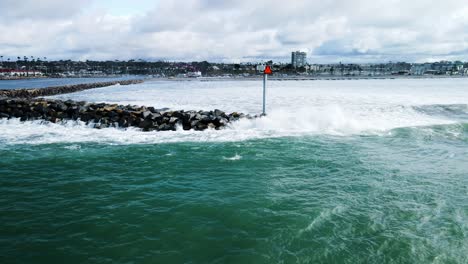 Un-Dron-Aéreo-Captura-Vistas-De-Acercamiento-Y-Alejamiento-Del-Muelle-De-Pesca-Junto-Al-Mar-En-California-En-Medio-De-Las-Olas-En-Un-Día-Nublado