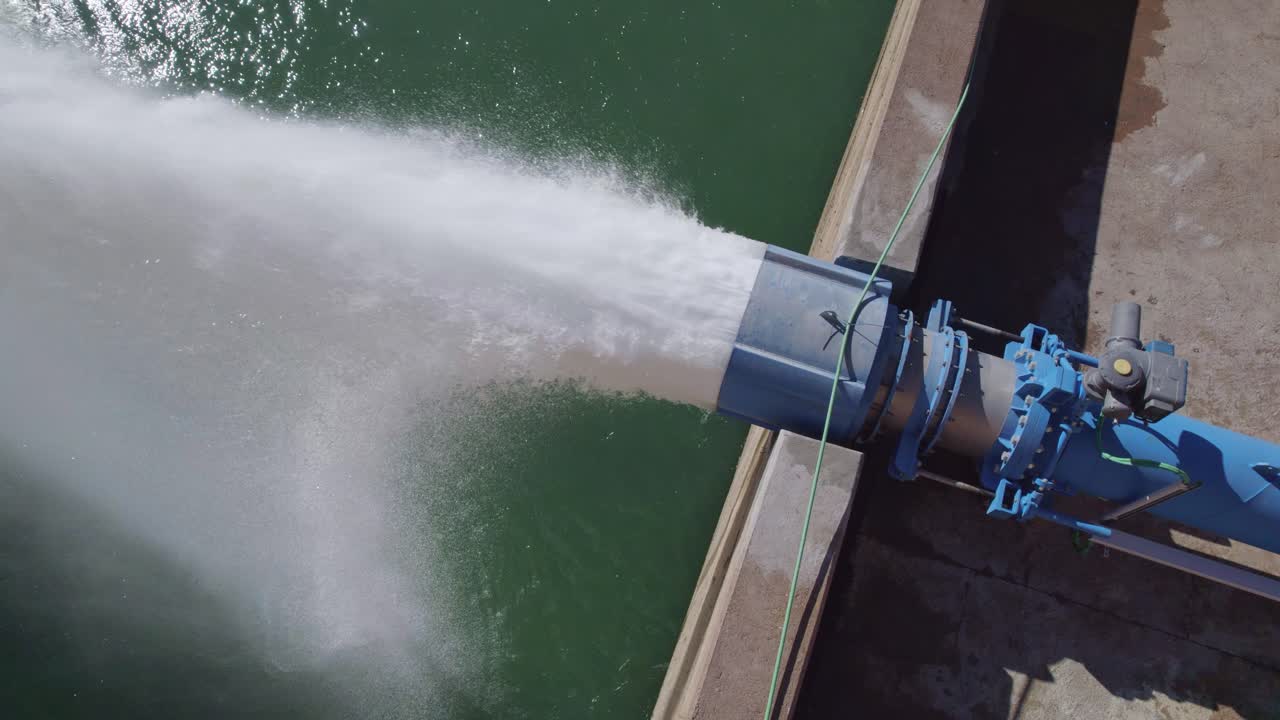 Valvola Howell Bunger in funzione. Vista aerea. Uscita di acqua pressurizzata dalla parete della diga. Acqua che scorre dal pompaggio nel serbatoio. Centrale idroelettrica che pompa acqua. Uscita dell'acqua dalla parete della diga.