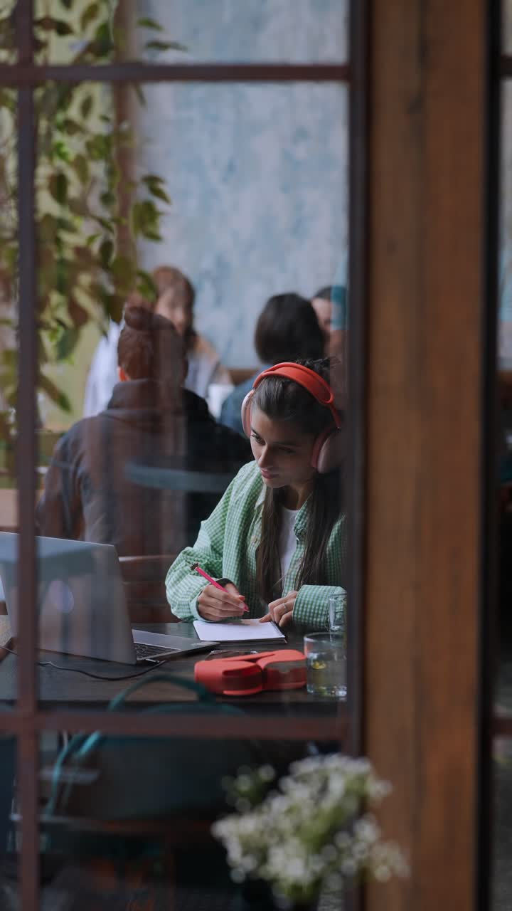 mujer estudiando en un café