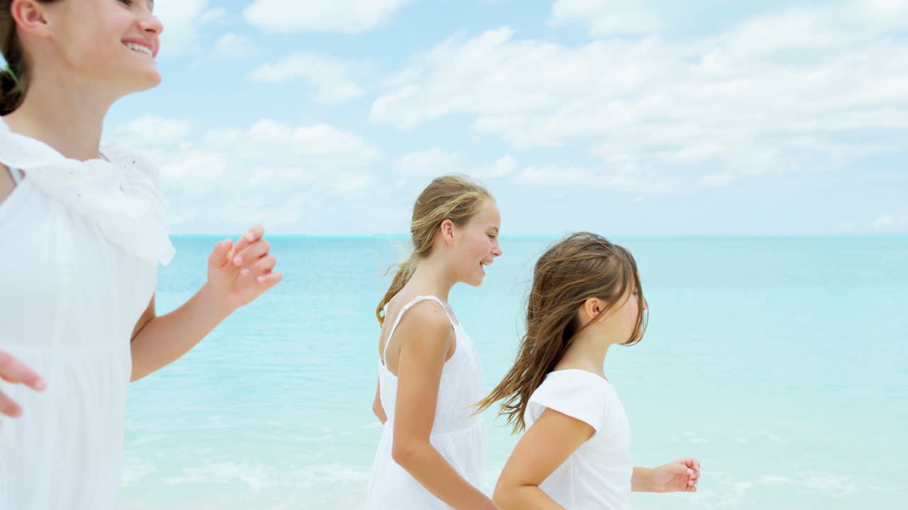 카우카시안 가족은 열대 바다의 해변에서 함께합니다.