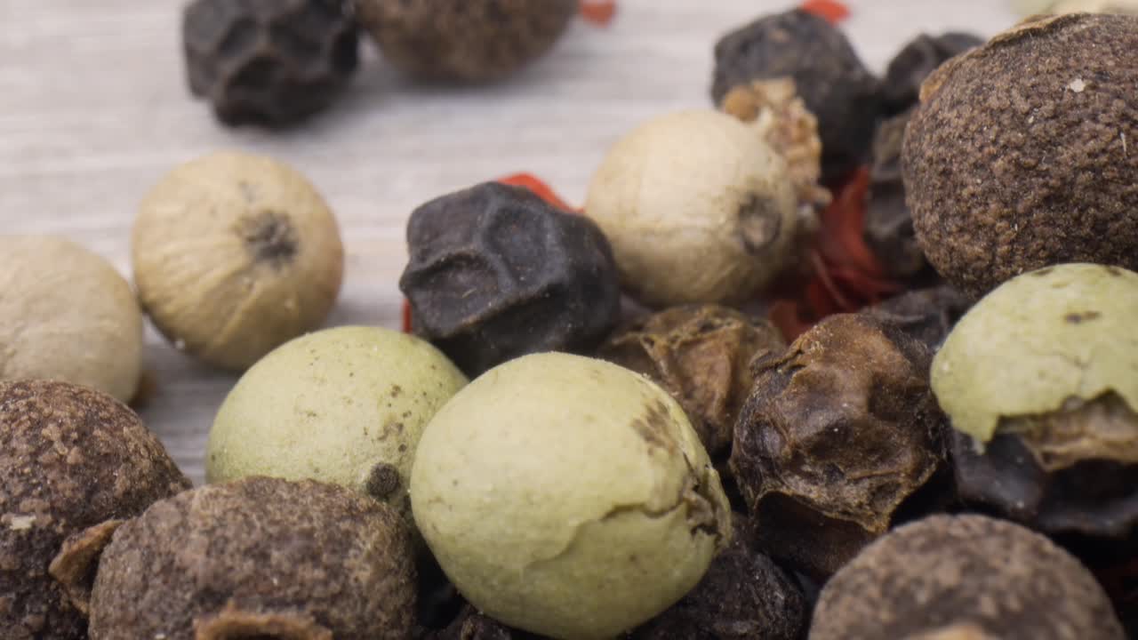 매크로 클로즈업 혼합 후추  ⁇ 어리. 건조 혼합 후추  ⁇ 어리 클로즈업