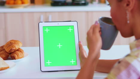 pantalla de computadora de tableta con una maqueta verde