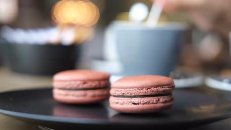 macarrones de chocolate en un plato con café