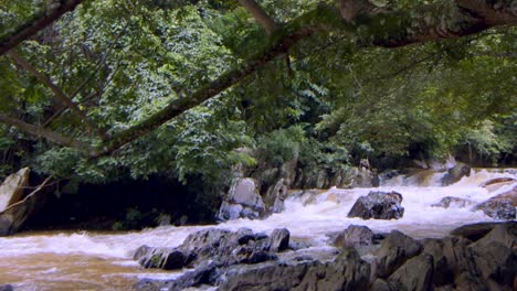 Agua-De-Río-En-Cámara-Lenta-En-Brasil:-La-Sequía-Da-Como-Resultado-Un-Nivel-Bajo