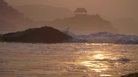 la brillante superficie del agua del mar al amanecer