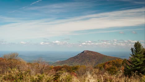 vibrantes colores otoñales en la montaña con nubes pasajeras timelapse